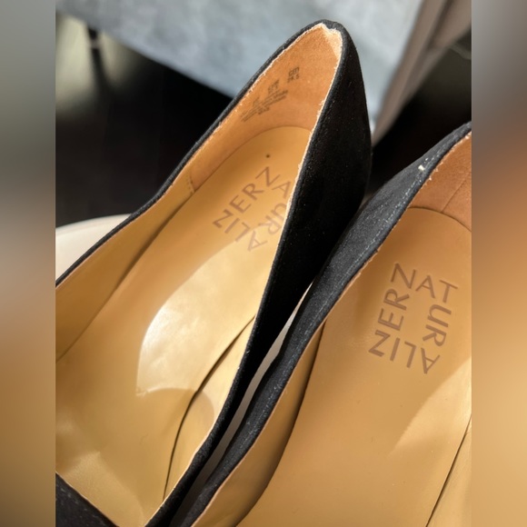 MAE Naturalizer black suede pumps. - Picture 6 of 7